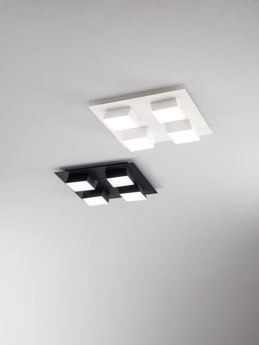 Comparaison du modèle blanc et du modèle noir, plafonniers carrés à quatre cubes lumineux