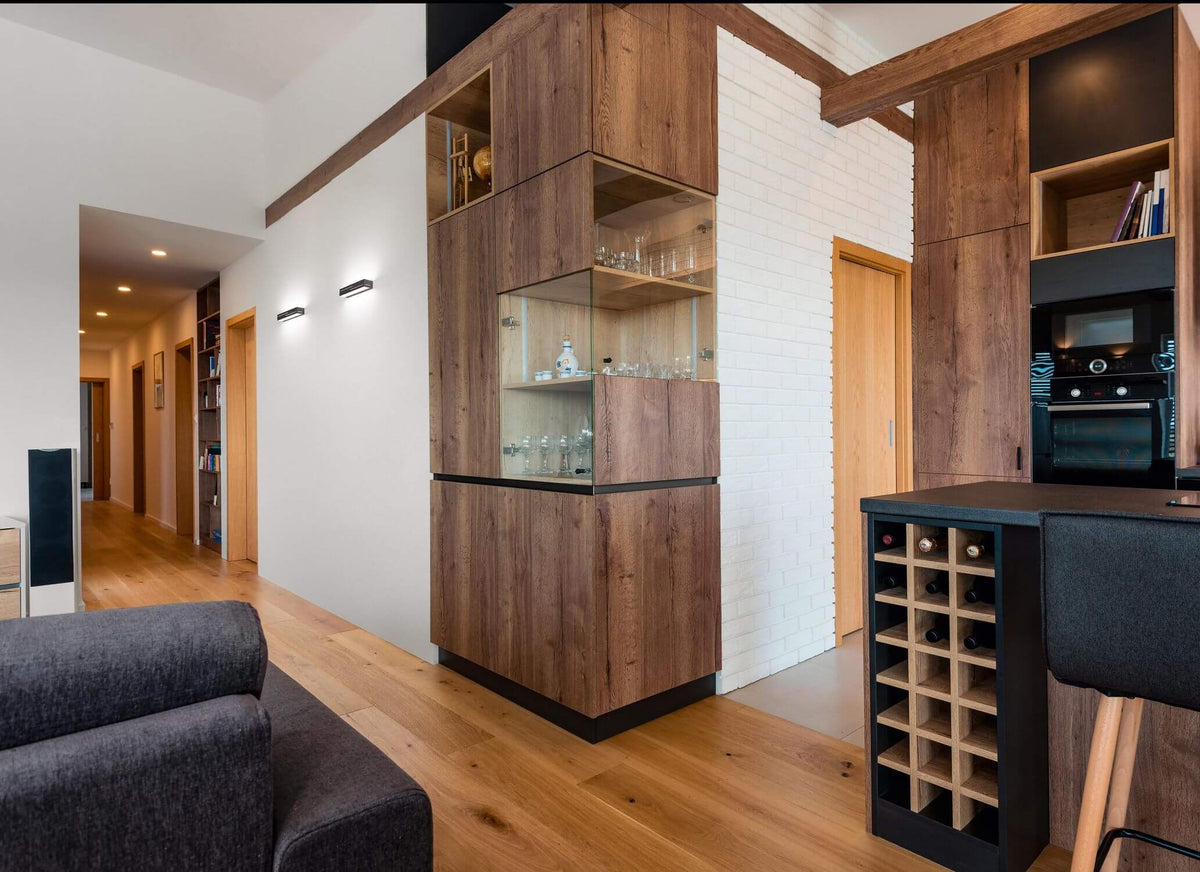 Mise en ambiance dans un intérieur bois, appliques noires au mur du couloir