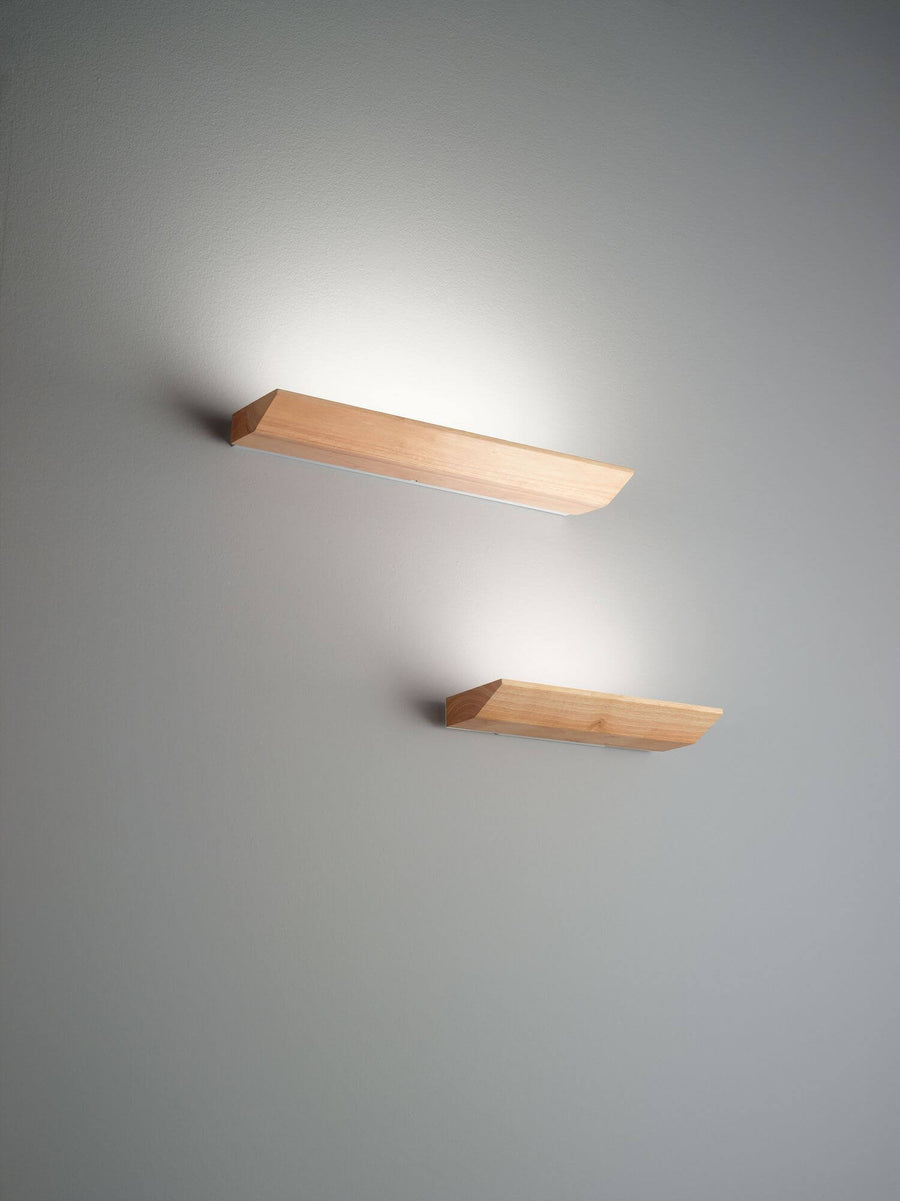Deux appliques étagères en bois fixées au mur, éclairage vers le haut