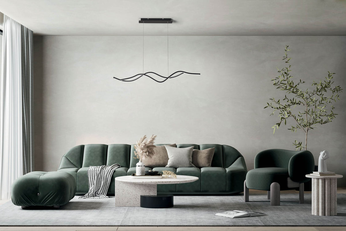 Mise en ambiance : la suspension noire ondulée éclaire un salon au canapé vert.