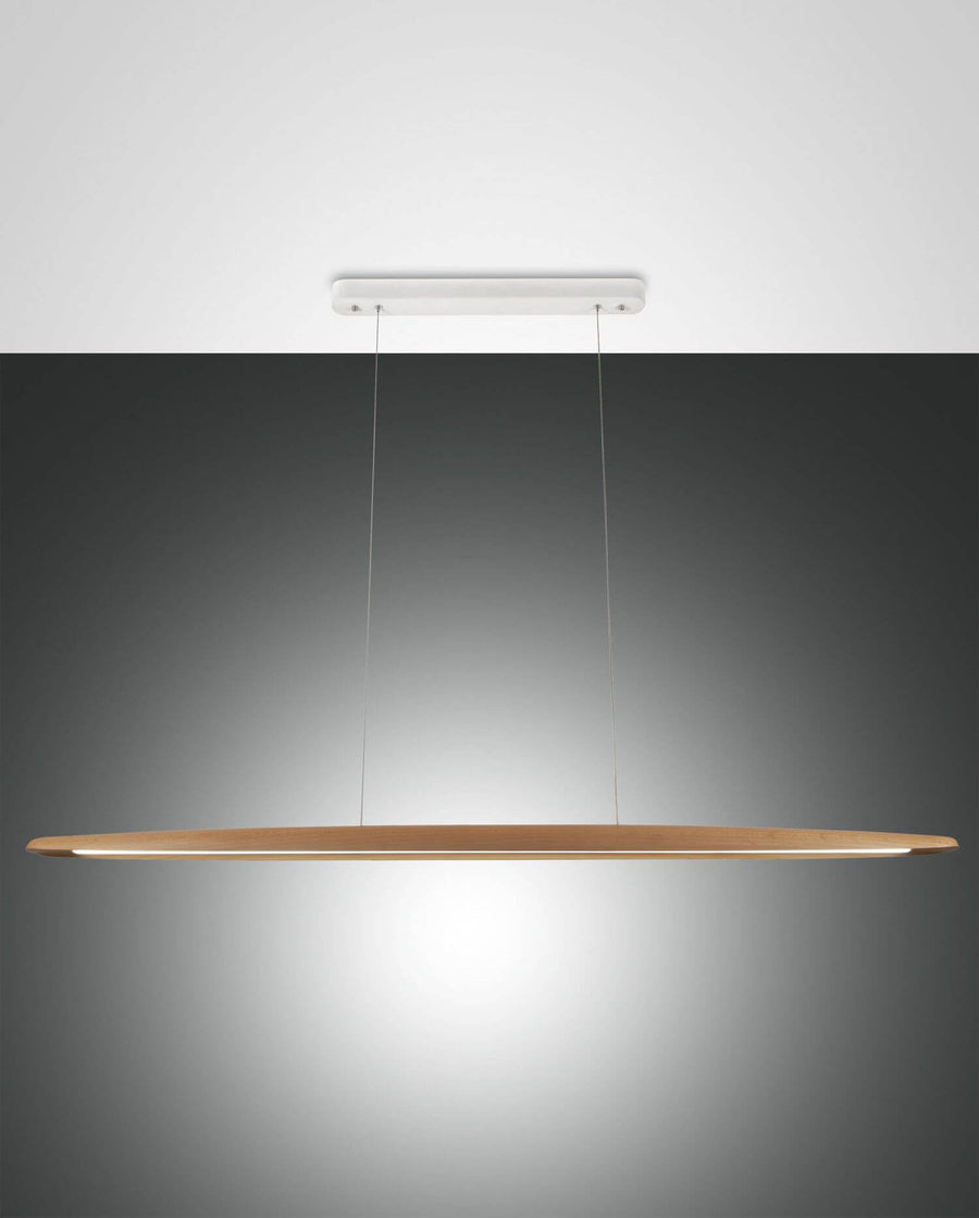 Vue de face du luminaire suspendu, fine barre en bois clair sur fond dégradé gris