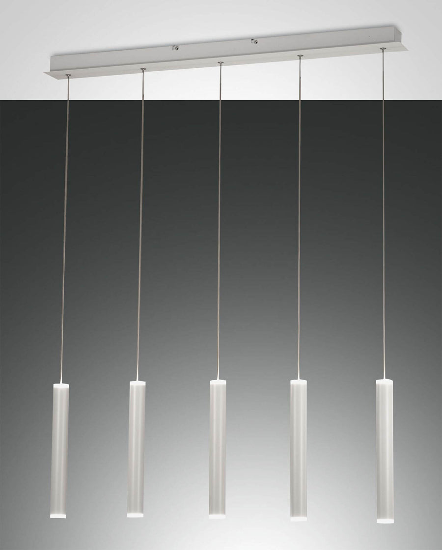 Suspension blanche à cinq cylindres verticaux suspendus sous un rail rectangulaire fin