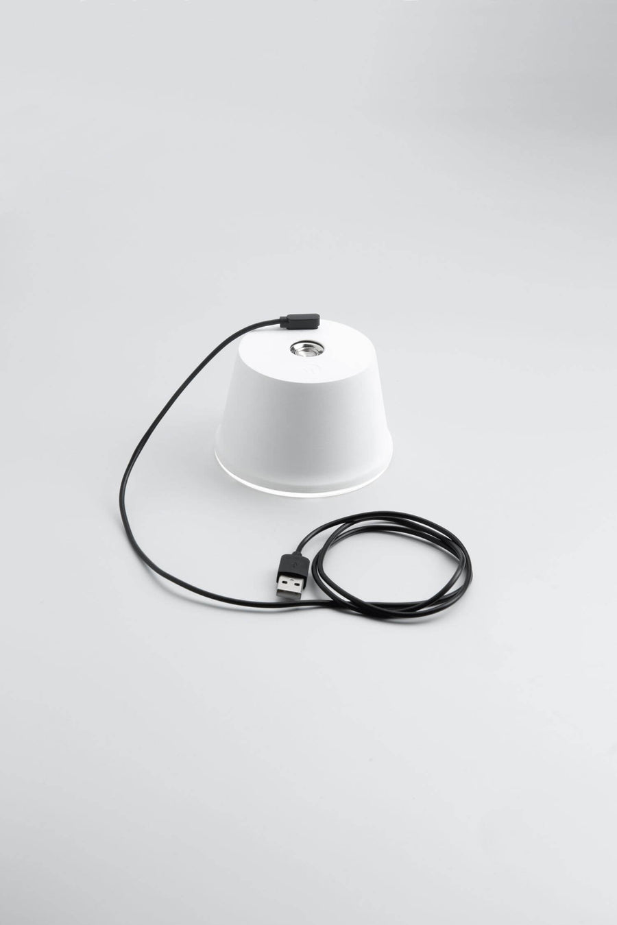 Corps de lampe blanc retourné, câble USB et base avec filetage