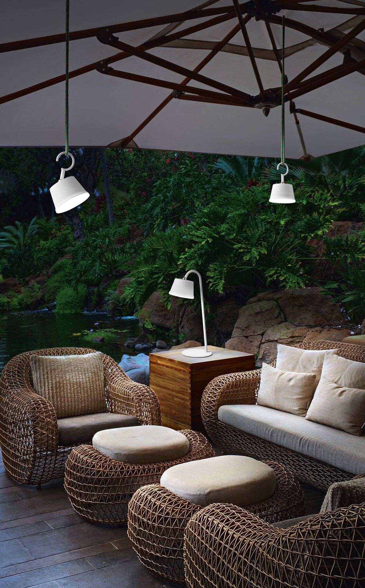 Ambiance extérieure avec lampes suspendues et posées sous un parasol