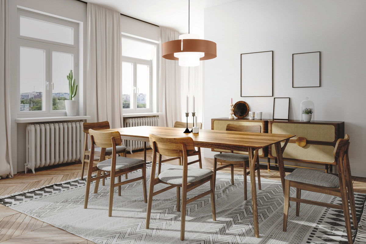 Mise en ambiance dans une salle à manger scandinave, suspension au-dessus de la table en bois.