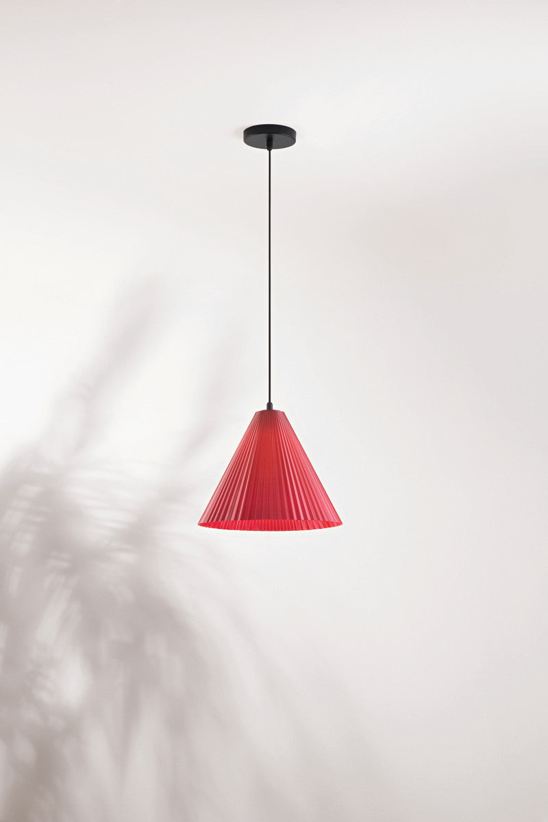 Vue de face du luminaire rouge sur fond neutre, câble noir et rosace visibles