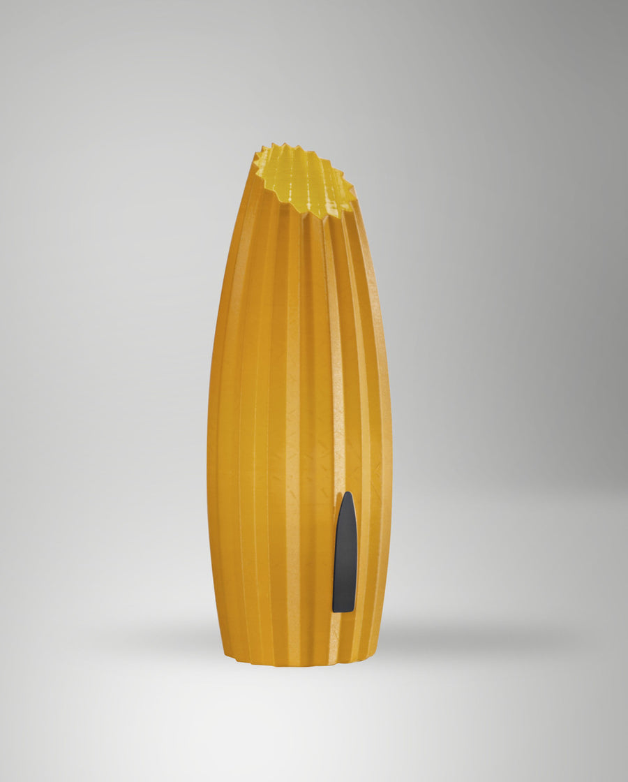 Lampe à poser jaune de face, silhouette ovoïde côtelée sur fond gris neutre