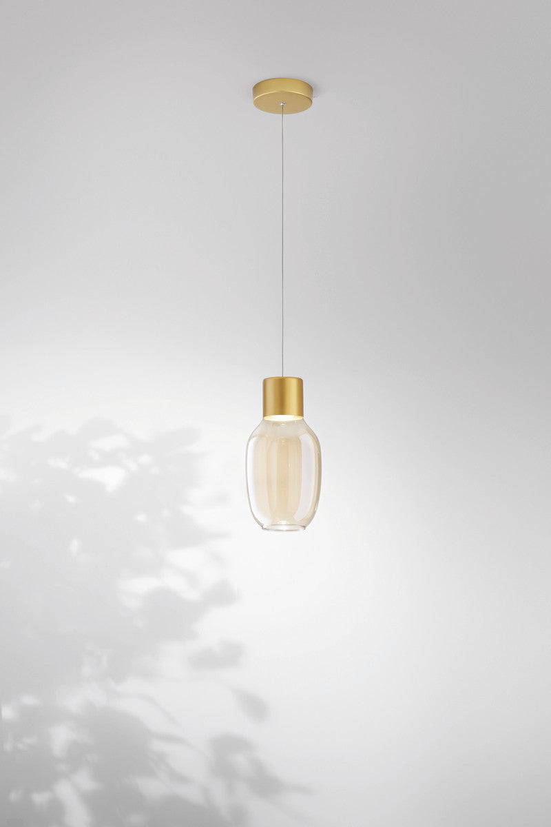 Gros plan du luminaire suspendu, détail du verre et du support doré