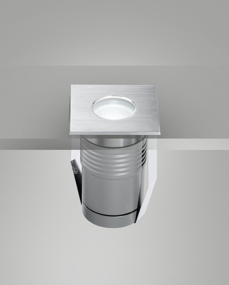 Vue en situation du luminaire encastré affleurant avec faisceau lumineux allumé