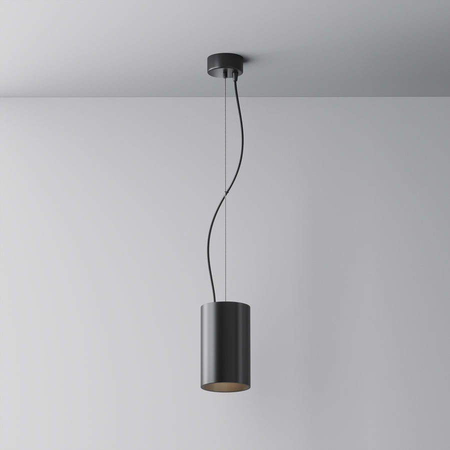 Version noire mate du luminaire suspendu, vue de face sur fond gris