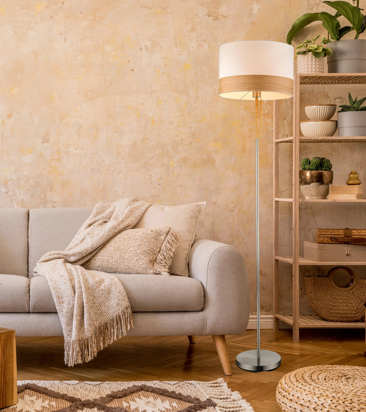 Mise en ambiance du lampadaire près d'un canapé beige et d'une étagère en bois