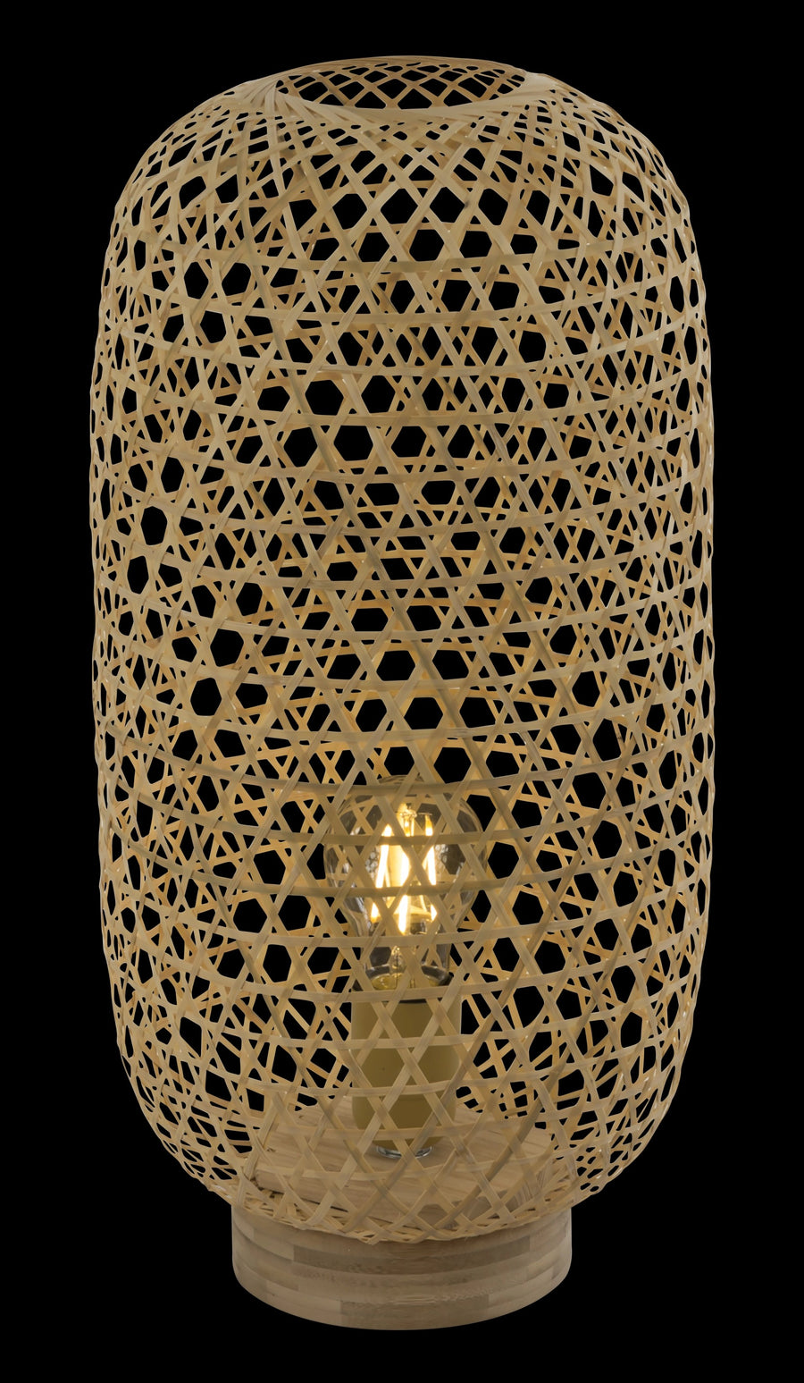Lampe allumée sur fond noir, lumière chaude filtrant à travers le cannage naturel.