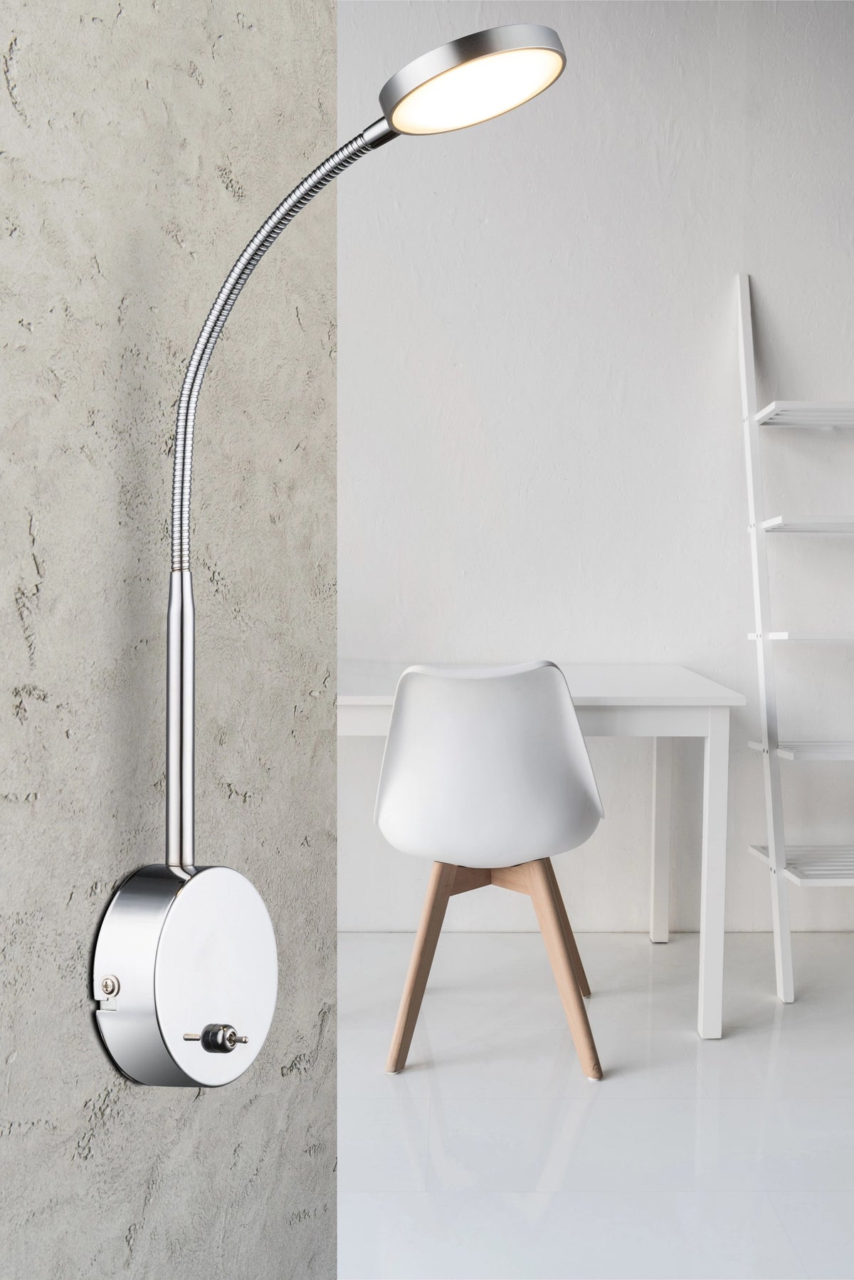 Mise en ambiance sur mur béton dans un intérieur blanc avec chaise et table.