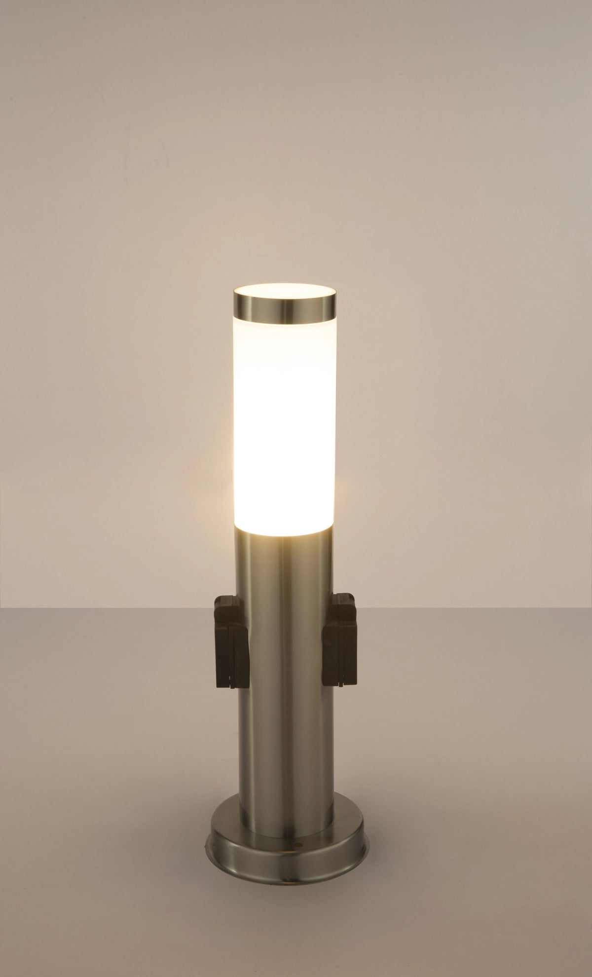 Mise en ambiance : luminaire allumé sur fond neutre clair