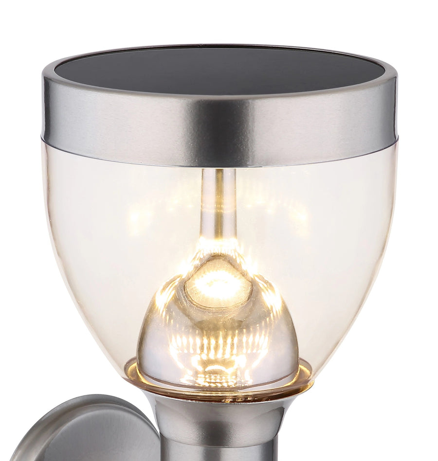 Gros plan sur le globe de verre et la source LED dorée allumée