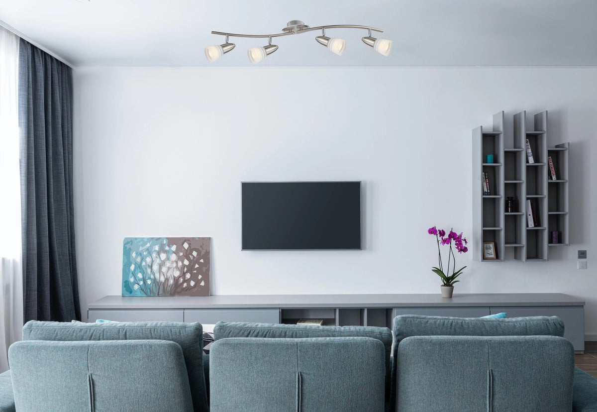 Vue en situation dans un séjour moderne, luminaire fixé au plafond sur mur blanc