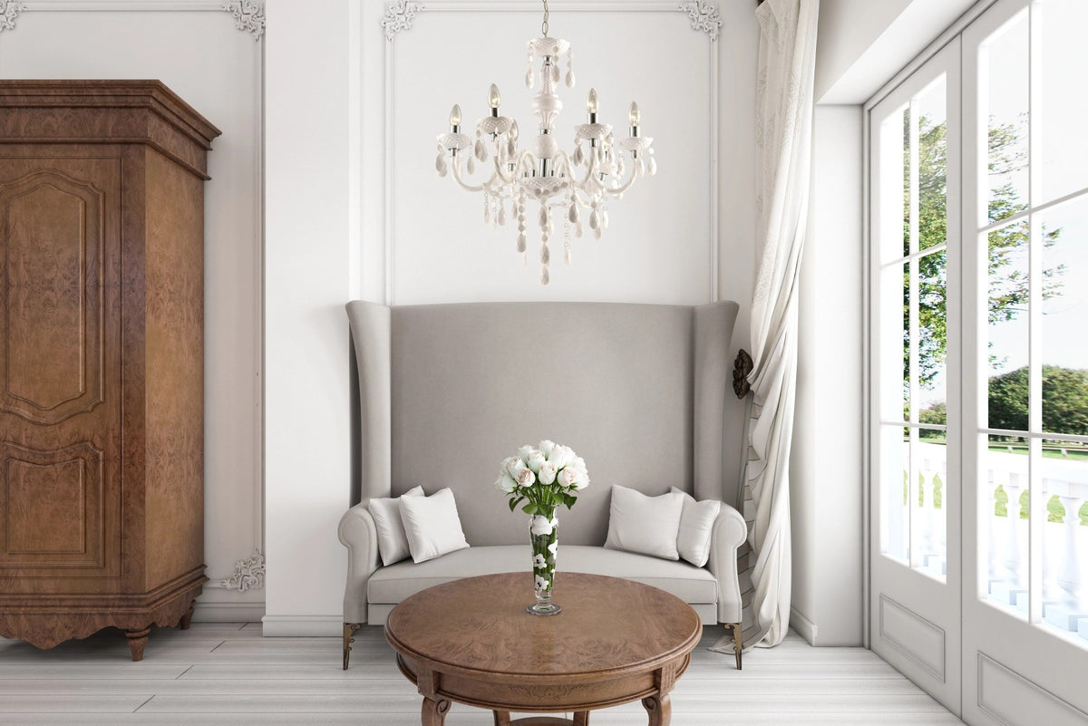 Mise en ambiance du lustre suspendu dans un salon classique avec sofa gris et armoire en bois
