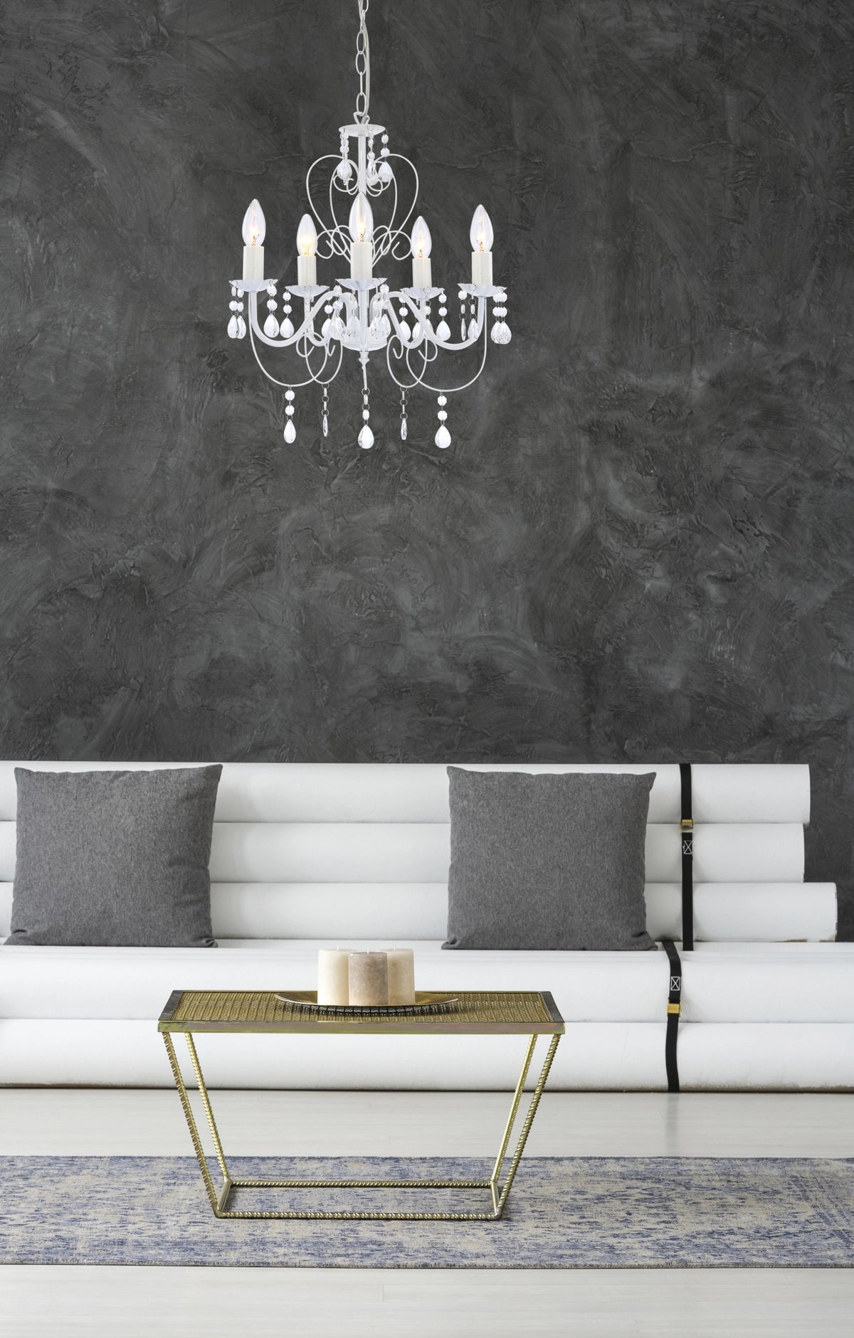 Mise en ambiance du luminaire suspendu dans un salon au mur gris foncé