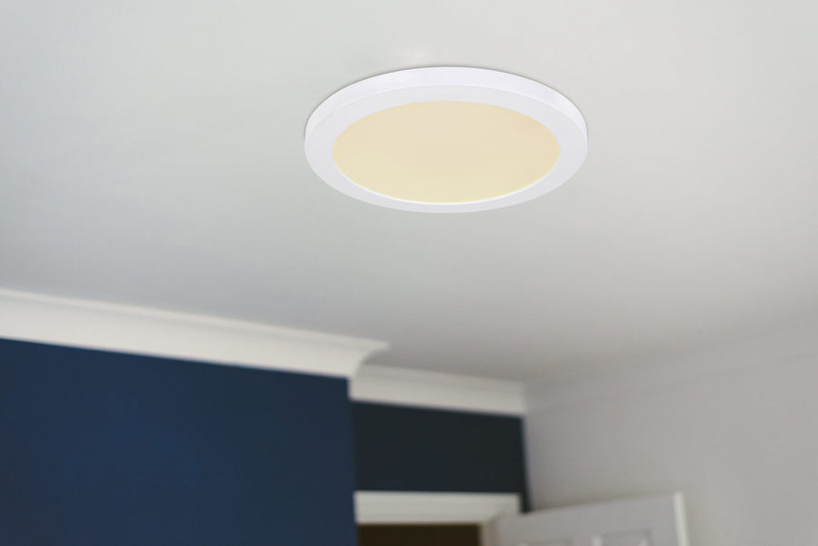 Luminaire fixé au plafond dans une pièce au mur bleu foncé