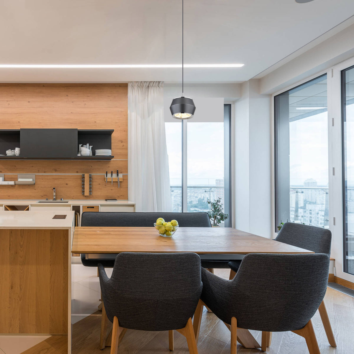 Mise en ambiance : suspension allumée au-dessus d'une table de salle à manger moderne.