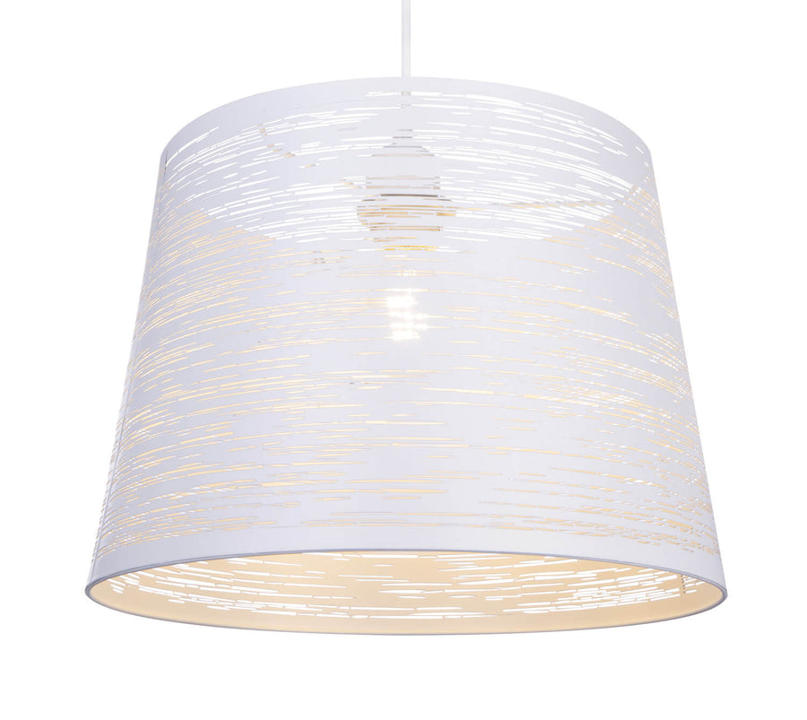 Détail rapproché de l'abat-jour blanc ajouré et de sa lumière chaude.