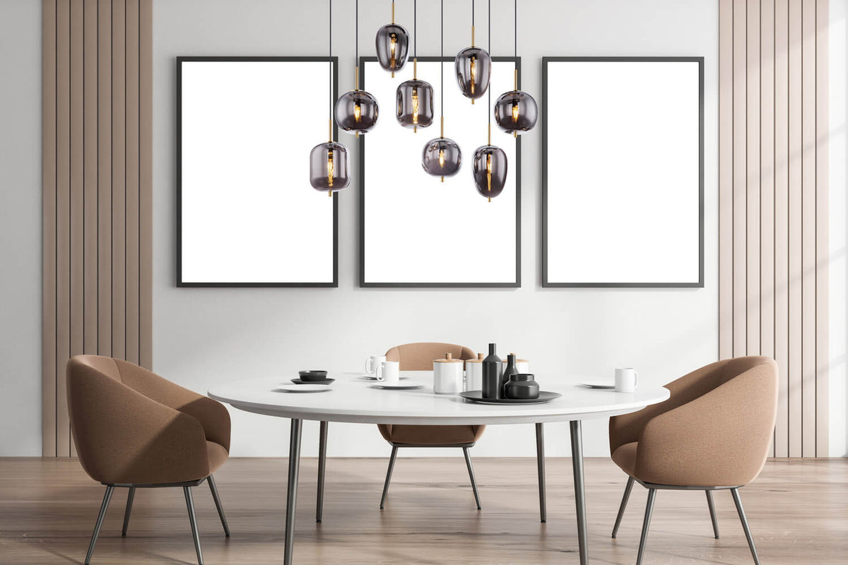 Mise en ambiance au-dessus d'une table à manger dans un intérieur clair moderne