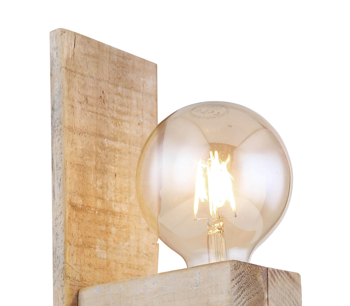 Gros plan sur l'ampoule globe transparente et son filament incandescent allumé