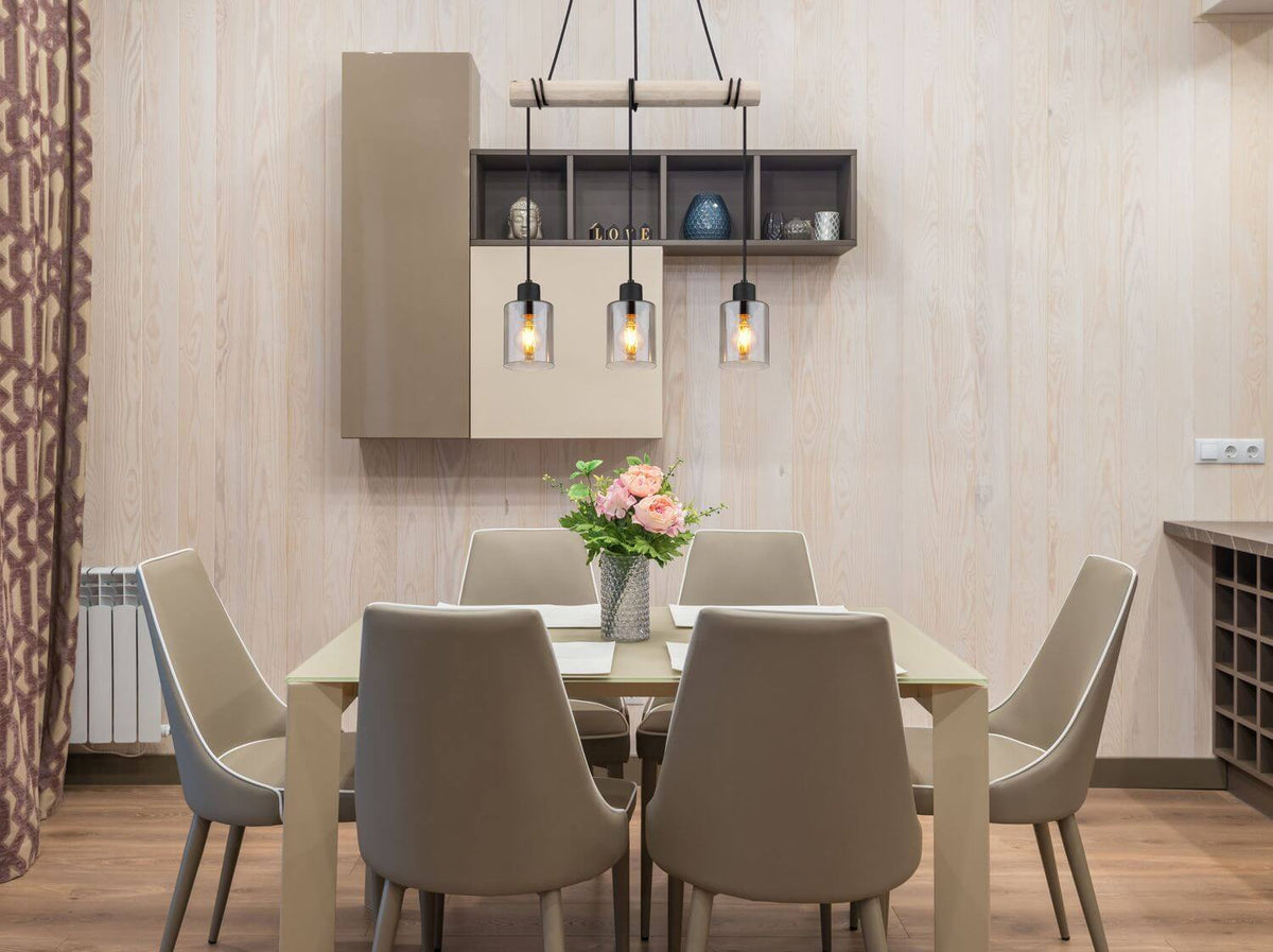 Mise en ambiance au-dessus d'une table de salle à manger avec chaises beiges et buffet