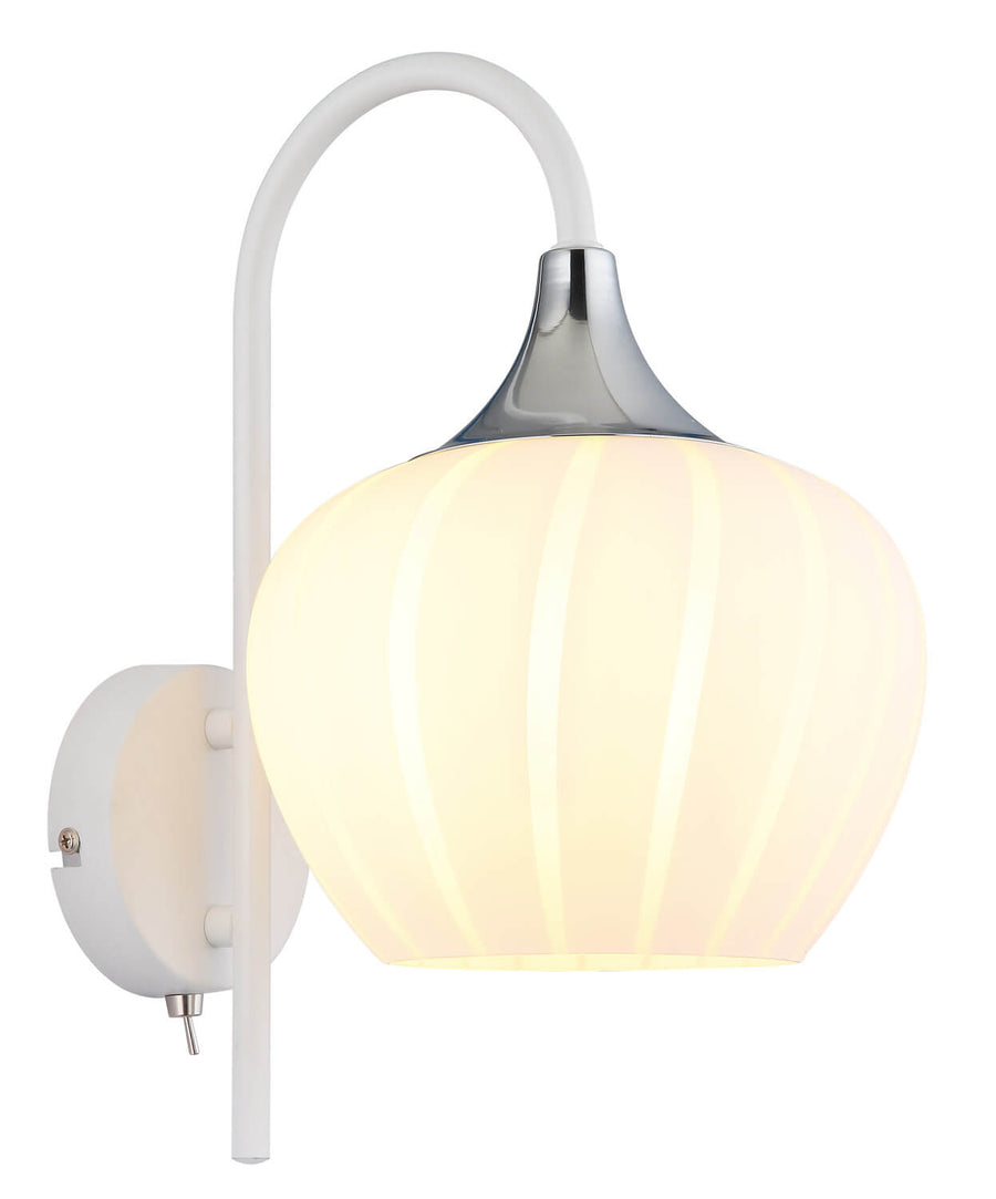 Vue de produit : applique murale blanche allumée, abat-jour boule strié, bras courbé.