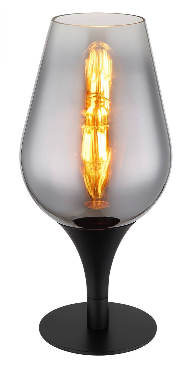 Gros plan sur l'abat-jour en verre fumé et l'ampoule à filament allumée.