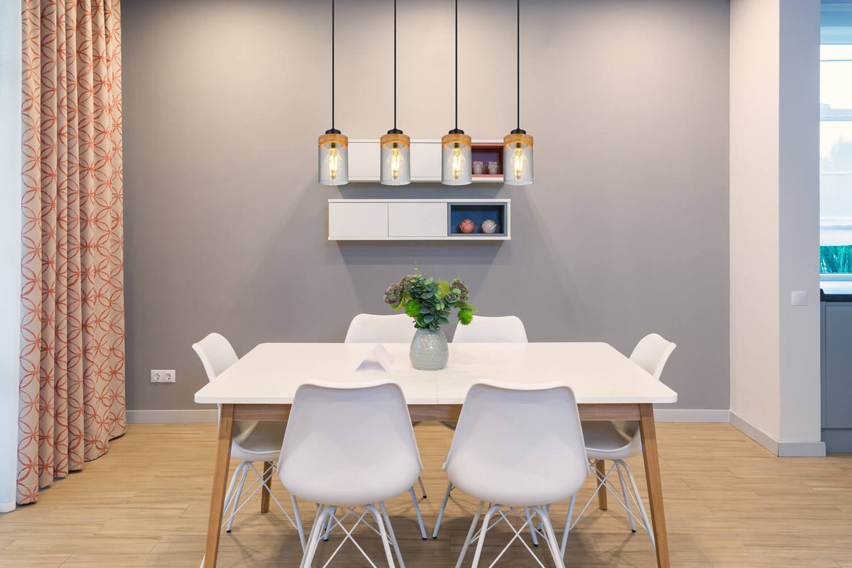 Mise en ambiance au-dessus d'une table à manger blanche dans un intérieur gris