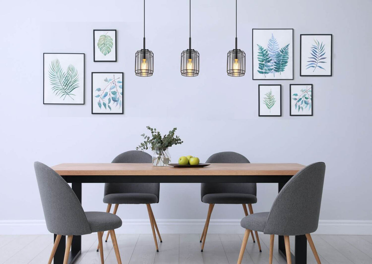Mise en ambiance au-dessus d'une table à manger devant un mur galerie