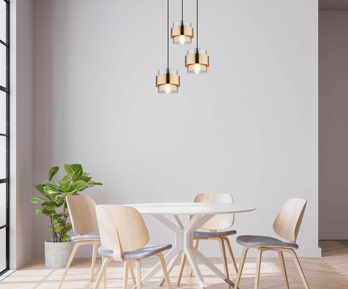 Mise en ambiance au-dessus d'une table blanche dans une salle à manger lumineuse