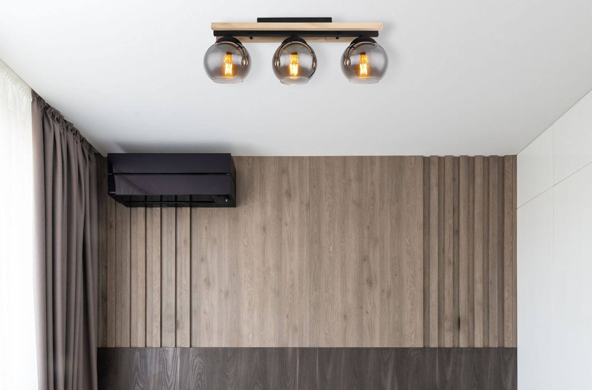 Mise en ambiance au plafond dans un salon avec mur en lattes de bois