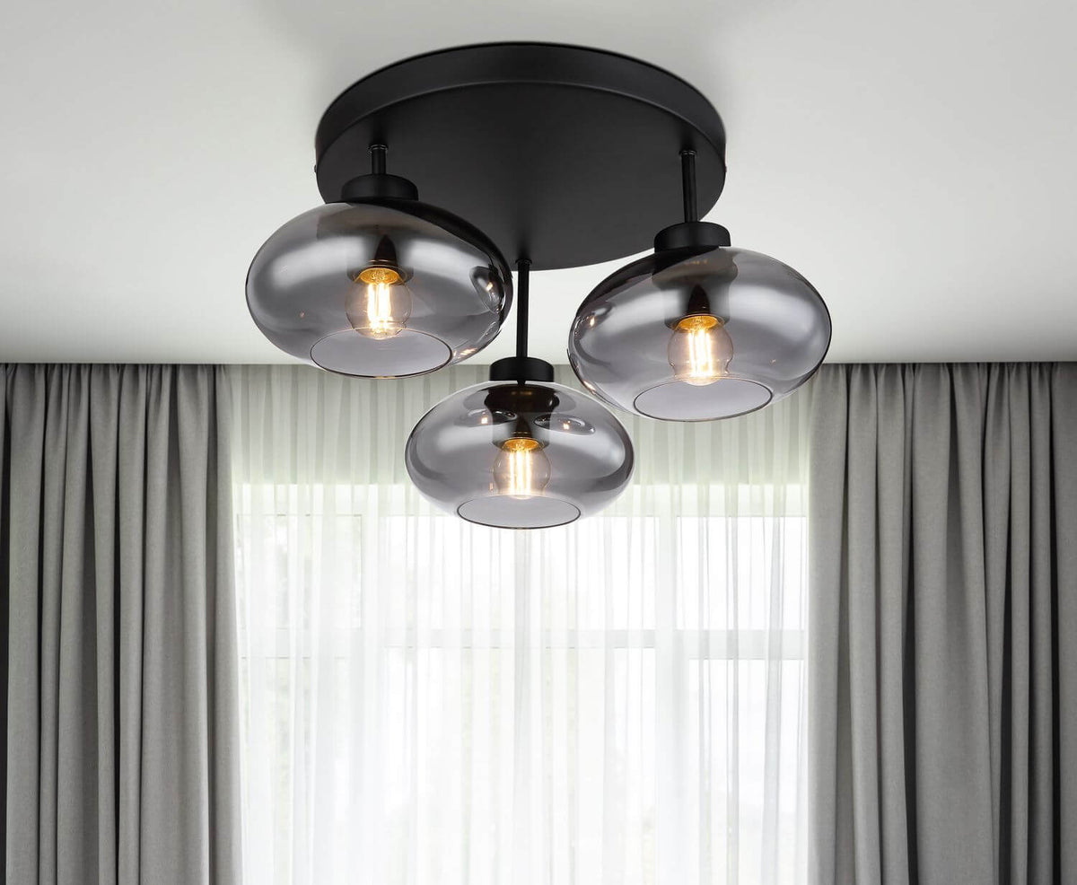 Mise en ambiance du luminaire fixé au plafond devant des rideaux gris