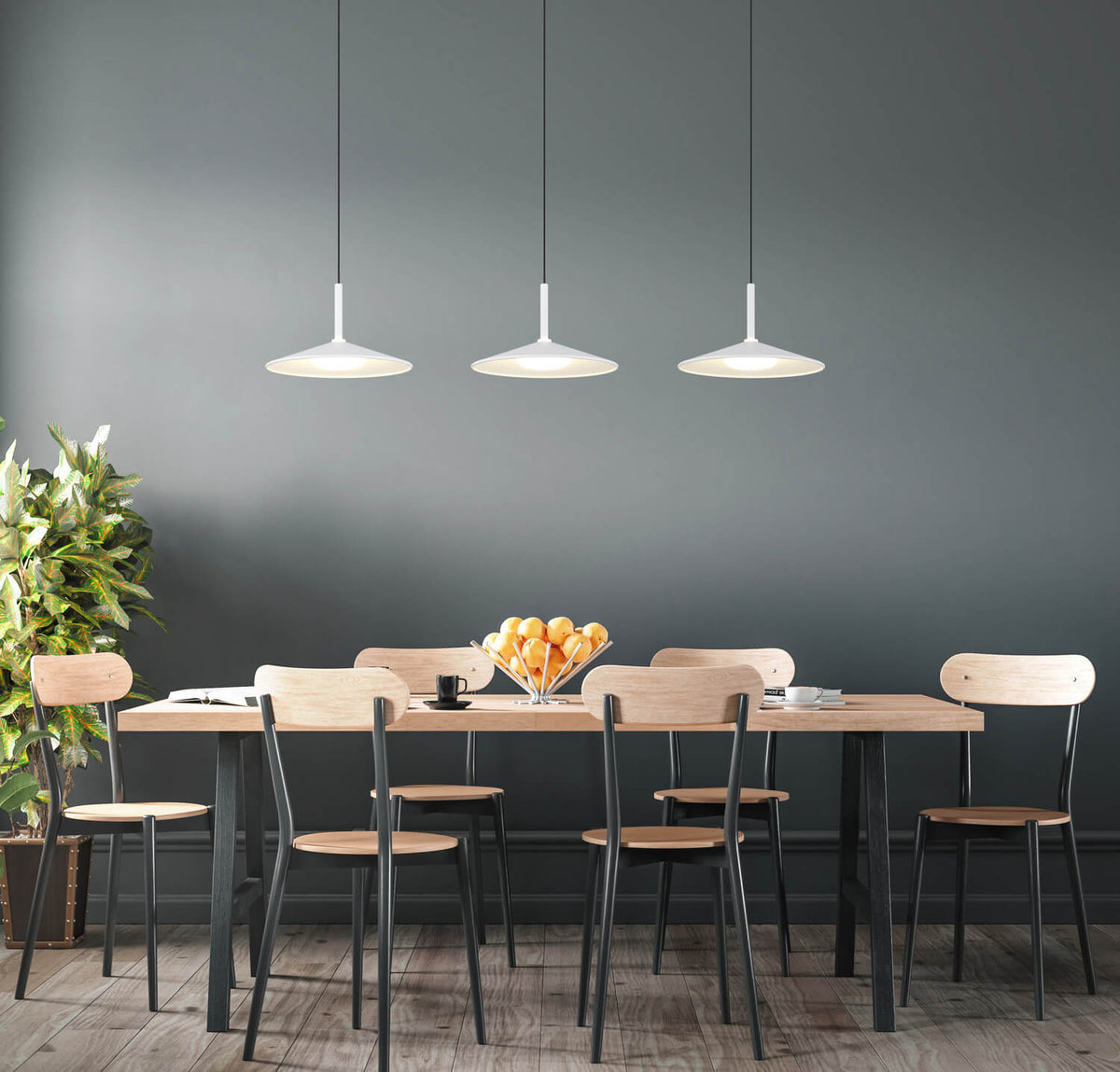 Mise en ambiance salle à manger : trois suspensions blanches alignées au-dessus d'une table en bois
