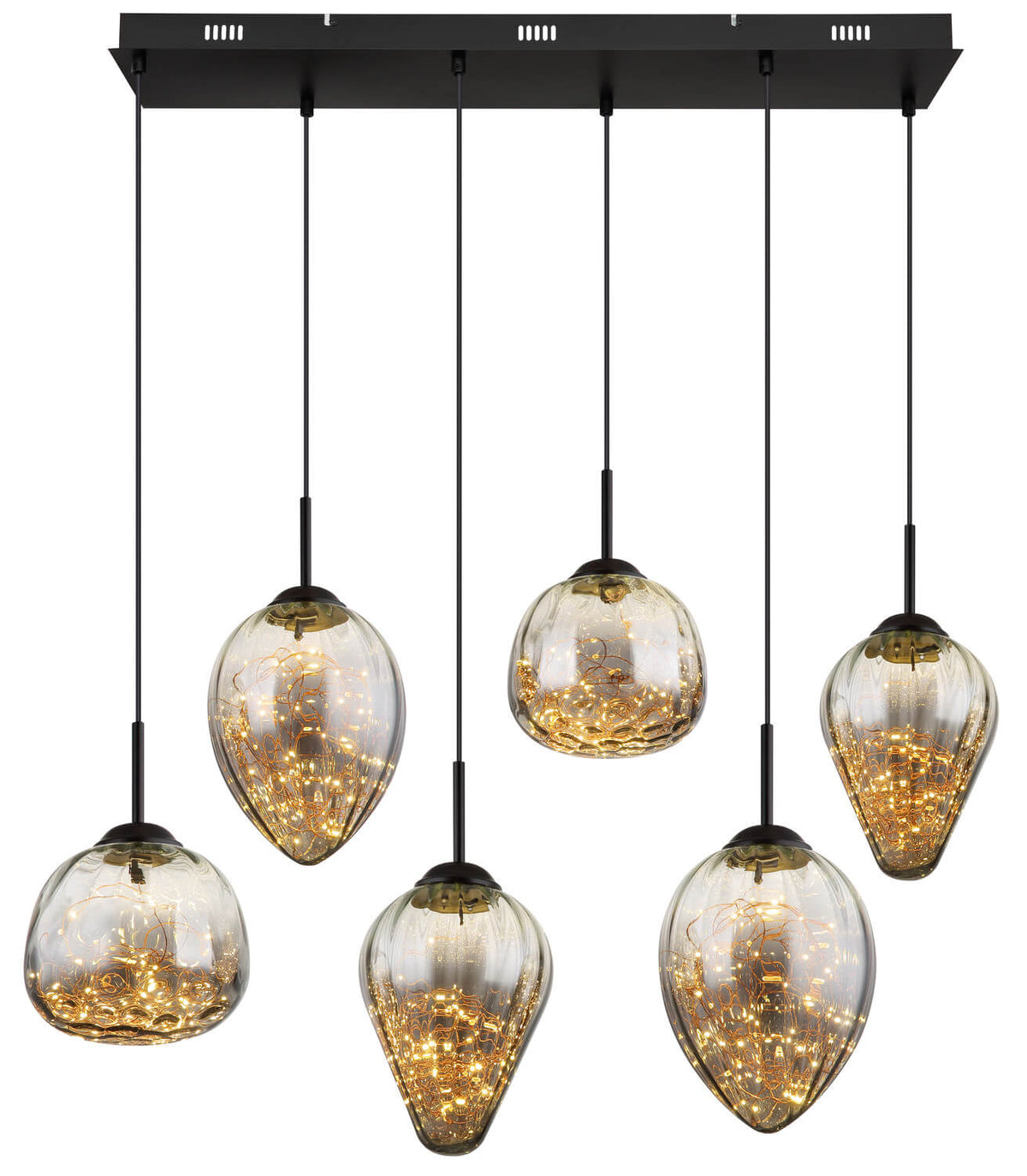 Vue de face du luminaire, six suspensions de hauteurs différentes avec fils dorés