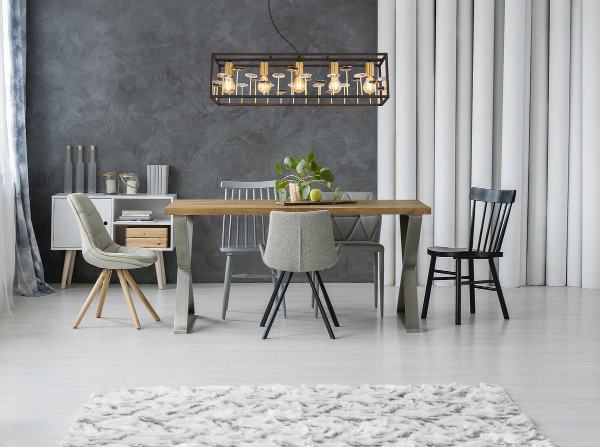 Mise en ambiance de la suspension linéaire noire au-dessus d'une table à manger grise.