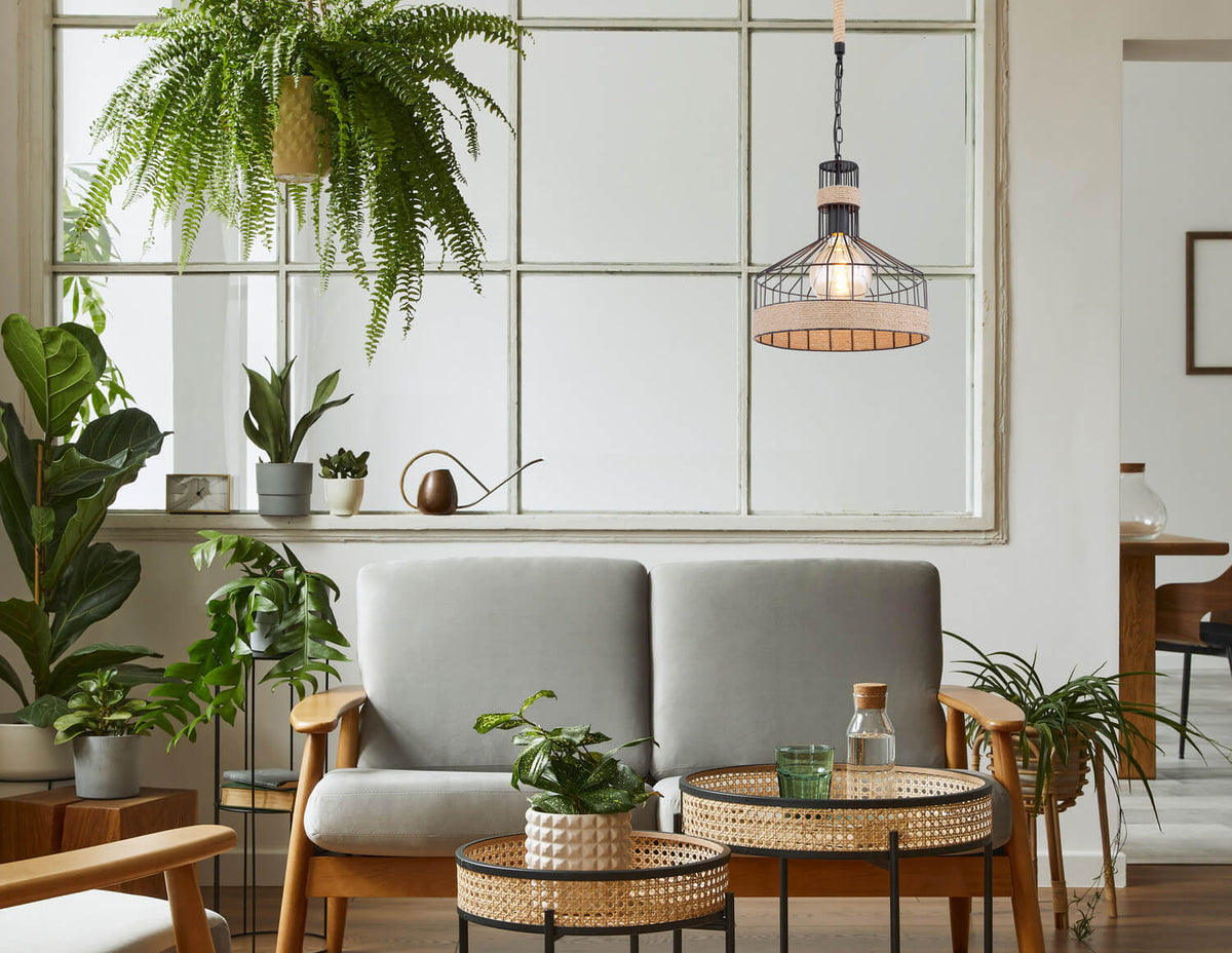 Mise en ambiance dans un salon clair avec canapé gris et plantes