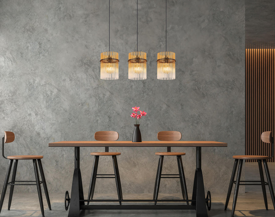 Luminaires suspendus au-dessus d'une table en bois devant un mur béton gris