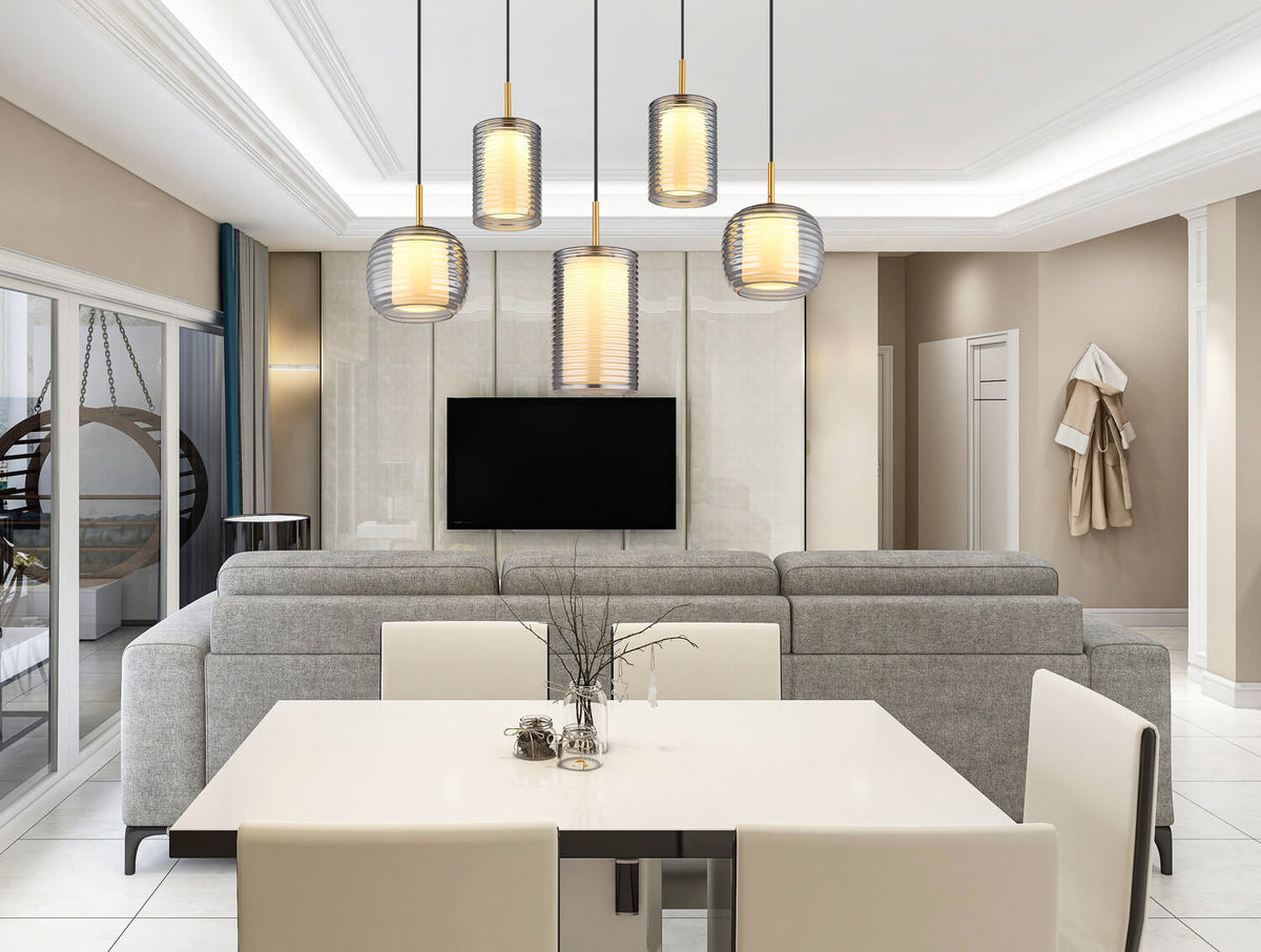 Suspension montée au plafond au-dessus d'une table dans un intérieur moderne et lumineux.
