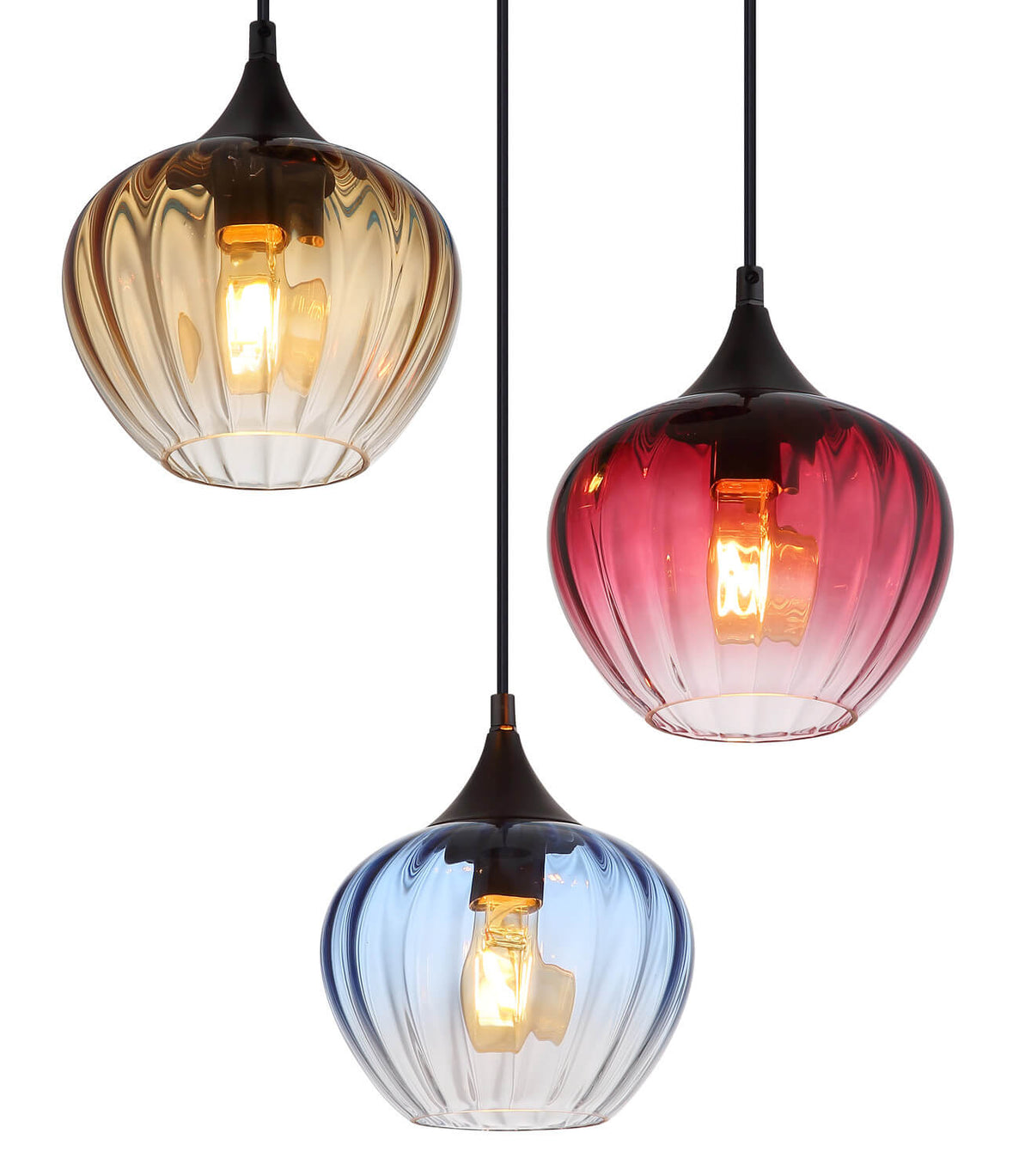 Gros plan sur les abat-jours en verre strié et les ampoules visibles à l'intérieur des diffuseurs.
