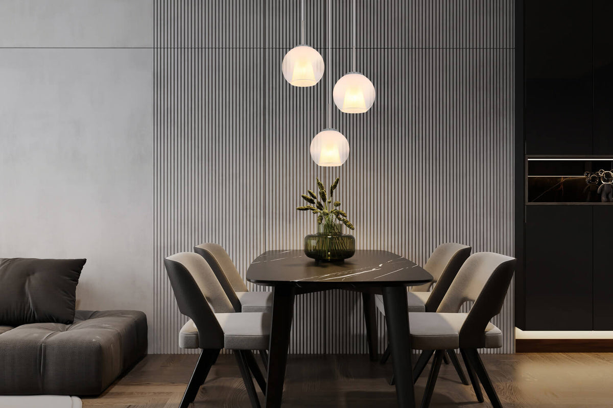 Mise en ambiance au-dessus d'une table à manger, suspension allumée devant mur à tasseaux