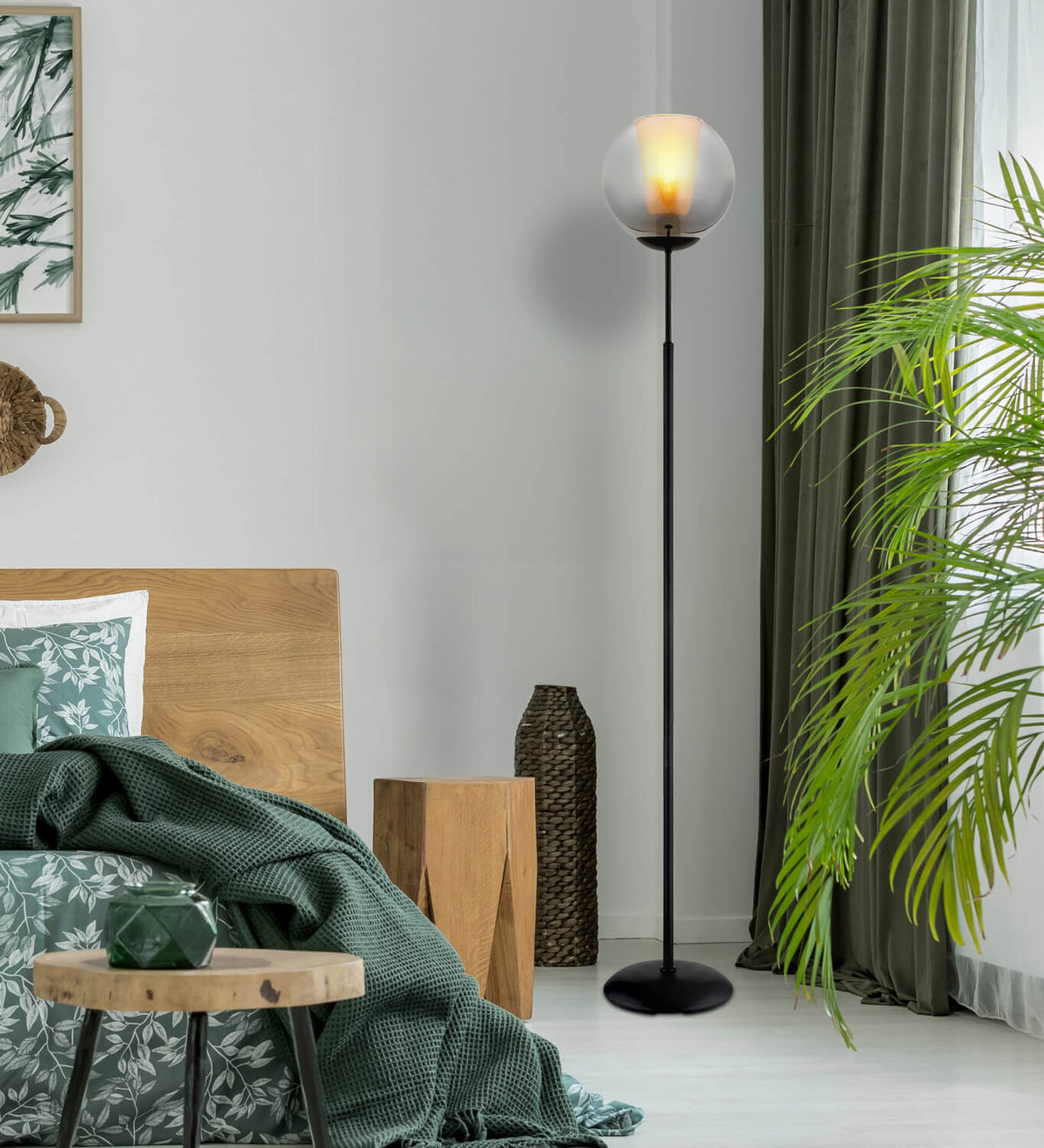 Mise en ambiance du lampadaire allumé dans une chambre à coucher, près du lit