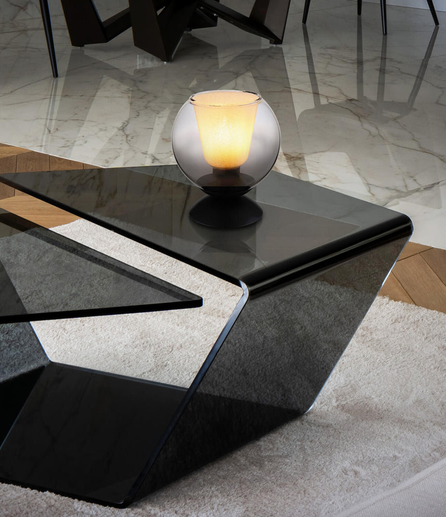 Lampe posée sur une table basse noire dans un intérieur contemporain lumineux