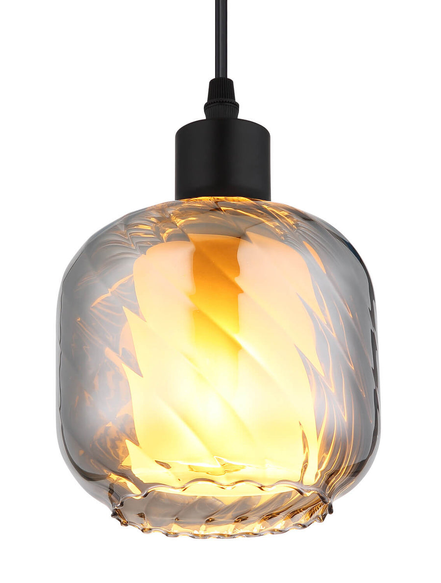 Gros plan du verre allumé, reflets ambrés et texture martelée