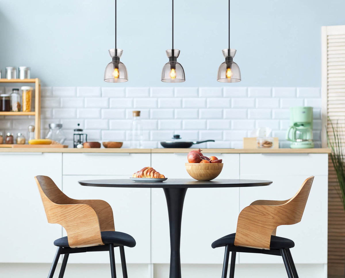 Mise en ambiance au-dessus d'une table haute dans une cuisine claire