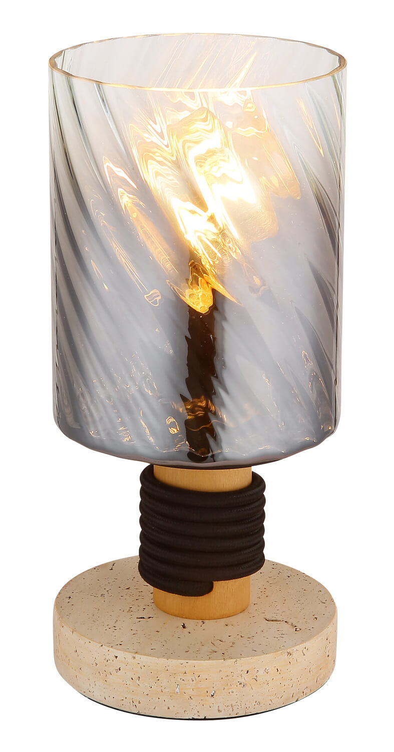 Vue rapprochée de la lampe éclairée, verre fumé torsadé et socle en pierre claire.