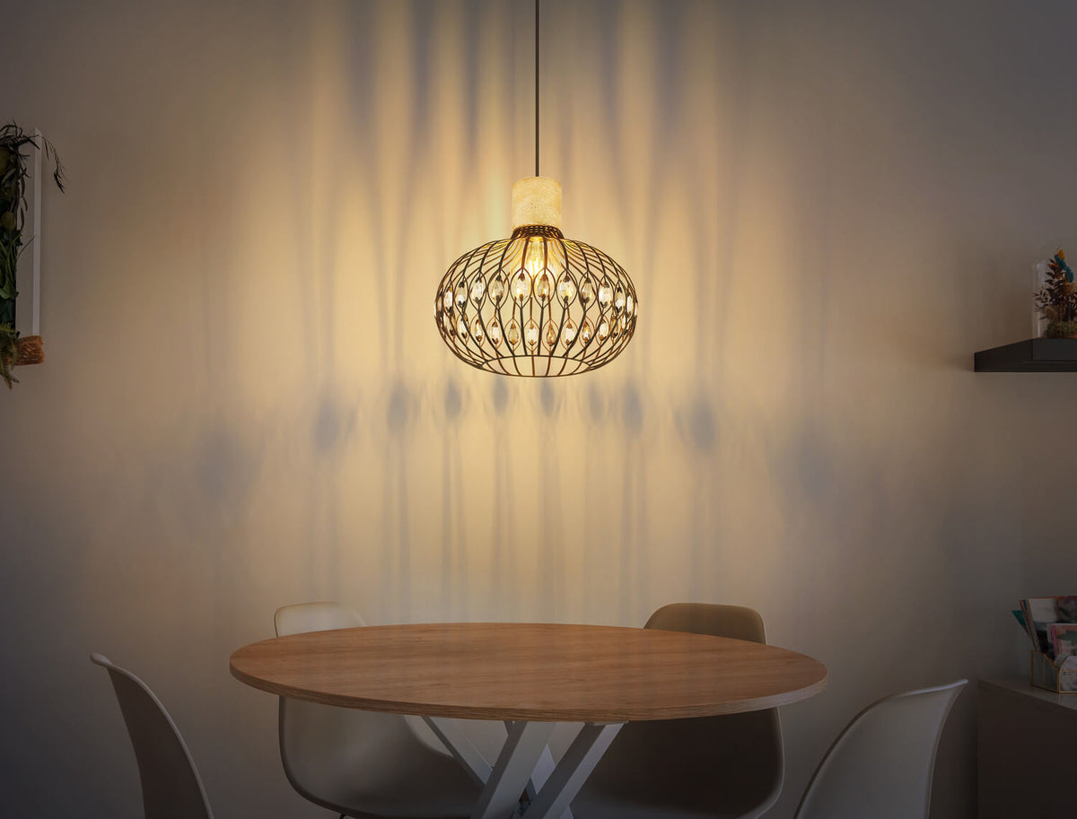 Mise en ambiance au-dessus d'une table ronde, ombres portées projetées sur le mur
