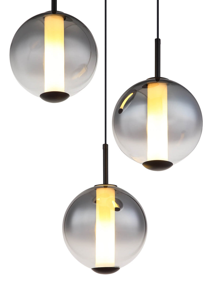 Détail rapproché des globes de verre et des tubes LED verticaux éclairés en jaune